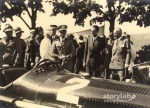 Bergamo, 19 maggio 1935: Tazio Nuvolari in tuta bianca mostra la sua Alfa Romeo ad Adalberto di Savoia, duca di Bergamo